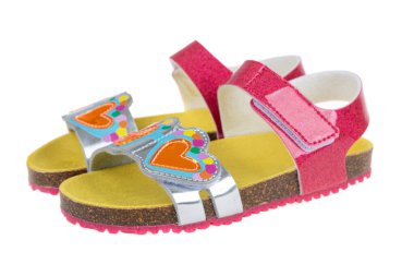 Beyaz arka planda izole edilmiş iki pembe sandalet. Küçük kız için sevimli pembe sandaletler..