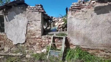 Yıkılan duvarları ve çökmüş çatısı olan terk edilmiş bir ev. Kentsel Çürüme, Kıyamet Sonrası Kavram