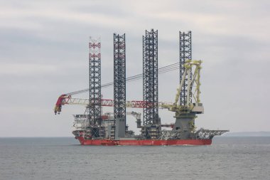 Açıklar Rüzgâr Çiftliği İnşaat Gemisi. Ağır Kaldıraç Gemisi, Yenilenebilir Enerji Altyapısı, Deniz Mühendisliği, Sürdürülebilir Offshore Projeleri