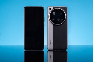 Varna, Bulgaristan - 25 Nisan 2025: Xiaomi 15 Ultra Smartphone Front and Back View on Blue Background. Modern Mobil Tasarım, Leica Kamera, Premium Teknoloji. Yüksek teknoloji, Modern Gadget Fotoğrafçılık Konsepti