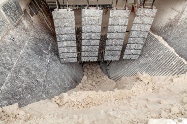 Endüstriyel Kaya Ezici Hopper 'ı konveyör bıçakları ve ezilmiş kireçtaşıyla besliyor. Ağır Madencilik, Taş İşletmeleri, Taş İşleme Ekipmanları ve İnşaat Malzemeleri Üretimi