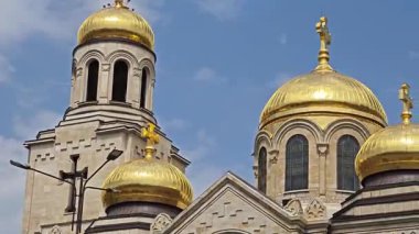 Mavi Gök Altında Parlayan Ortodoks Katedrali 'nin Altın Kubbeleri. Çarpıcı Dini Mimarlık ve Seyahat Tarihi Tarihi. Varna, Bulgaristan