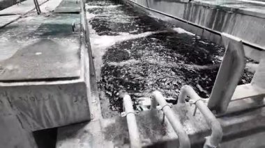 Metal ürünlerin kimyasal tedavisi için büyük bir endüstriyel banyo. Sanayi fabrikasında işlem