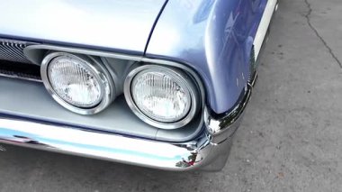 Çift Farlı Klasik Vintage Car Front ve Krom Bumper 'ın yakın çekimi. Restorasyon, Nostalji veya Koleksiyoncu Temaları İçin Retro Otomotiv Detayları