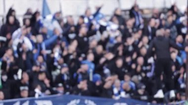 Birçok taraftar stadyumdaki futbol takımını destekliyor. Futbol stadyumundaki kalabalık bulanıklaştı. Yavaş çekim