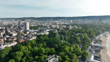 Varna şehri, Bulgaristan, Plaj, eski şehir ve deniz bahçesi üzerindeki güzel şehir manzarası. 4K panoramik hava görüntüsü. Varna Bulgaristan 'ın deniz başkentidir.