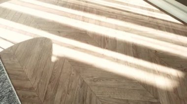 Yeni kaplama döşeme. Kahverengi ahşap desenli işlenmiş parke.