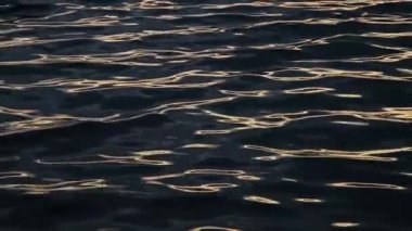 Altın Günbatımı Yansımaları ile Huzurlu Akşam Su Yüzeyi. Rahatlama ve Sağlık Konseptleri