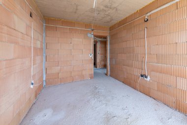  Tuğla Duvarlı ve İnşaat Altında Beton Tavanlı Bitmemiş Dairenin İçi İnşaat, Gayrimenkul Geliştirme, Endüstriyel Mimarlık Arkaplan