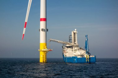Denizdeki Offshore Rüzgar Türbini Bakım Gemisi. Yenilenebilir Enerji Sanayii, Sürdürülebilir Güç, Rüzgar Çiftliği Altyapısı, Temiz Enerji Konsepti