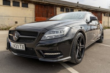 Varna, Bulgaristan - 9 Mayıs 2024: Lüks Mercedes Benz CLS 550 W218. Mercedes-Benz 1926 yılında kurulan bir Alman otomotiv markasıdır.