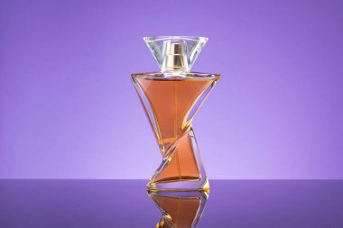 Mor arka planda bir şişe parfüm. Güzel Şişe 'de Kadınlar Eau De Parfum. Modern Lüks Parfüm De Tuvalet