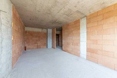 Tuğla Duvarlar ve Beton Tavanlı Bitmemiş Dairenin İçi. İnşaat İkametgahı, Gayrimenkul Geliştirme, Sanayi Mimarisi Altında