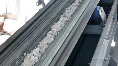 Endüstriyel Taşımacılık Ak Kayaları. Madde Taşıma Makinesinin Fabrika ya da Madencilik İşlemindeki Yakın Çekimi, Ham Malzemeler İşleniyor.
