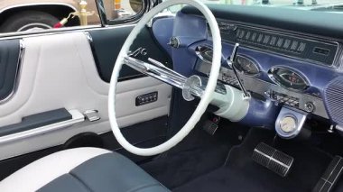 Şatafatlı Klasik Araba İçi. Retro Kontrol Paneli, Krom Detaylar ve Beyaz Direksiyonlu Klasik Araba İçi. Nostaljik Amerikana, Otomotiv Tasarımı ve Restorasyon Konsepti