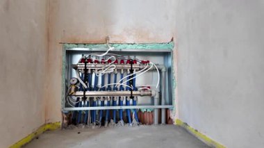 Modern Yeraltı Isıtma Manifestosu Duvar Deliği 'ne yerleştirildi. Yeni Konut İnşaatında Tesisat ve HVAC Altyapı