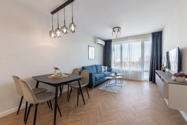 Modern Daire İçi. Doğal Işık, Zarif Mobilyalar ve Rahat Atmosfer ile Modern Oturma Odası. Gayrimenkul, Ev Tasarımı ve Yaşam Tarzı Konseptleri için ideal