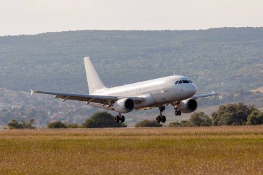 Yolcu Jet İniş. Ticari Hava Yolları Piste Son Yaklaşım 'da. Havacılık ve Seyahat.