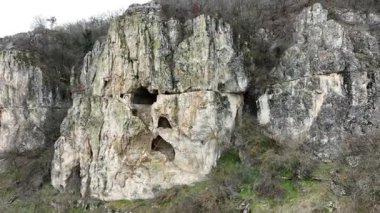 Bulgaristan 'ın kuzeydoğusundaki Onogur kasabası yakınlarındaki Sandakli Maara kaya manastırı.. 