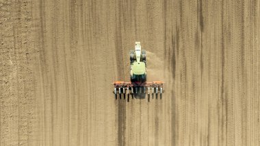 Yelkenli açık denizde kargo gemisinden geçiyor. Eğlence ve Endüstri, Denizcilik Taşımacılığı ve Okyanus Macerası Konseptinin Karşıtlığı