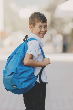 Okul çantalı, sırt çantalı mutlu okul çocuğu. Okula gidiyorum. Okula geri dön.