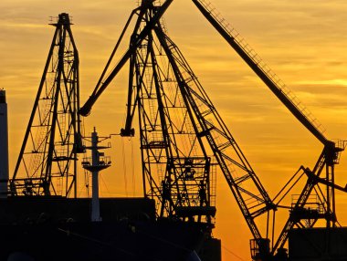 Günbatımına Karşı Sanayi Vinçleri Silueti. Deniz Lojistiği ve Küresel Ticaret Konsepti