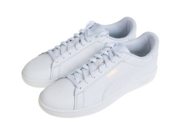 Varna, Bulgaristan - 16 Mayıs 2025. Klasik White Puma Sneakers, izole edilmiş. Spor ve Yaşam Tarzı İçin Gündelik Ayakkabılar. Puma, büyük bir Alman çokuluslu şirketi. Ürün çekimi