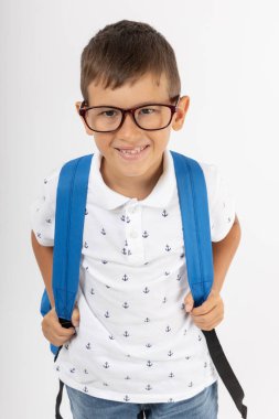 Mavi Sırt çantalı Mutlu Genç Öğrenci, Güler yüzlü, Okula Hazır. Beyaz Arkaplanda Şirin İlkokul Öğrenci Portresi. Okul Konseptine Dön.