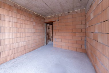  Tuğla Duvarlı ve İnşaat Altında Beton Tavanlı Bitmemiş Dairenin İçi İnşaat, Gayrimenkul Geliştirme, Endüstriyel Mimarlık Arkaplan