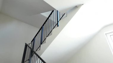 Katlar arasında modern merdiven. Modern binada metal raylı merdivenler