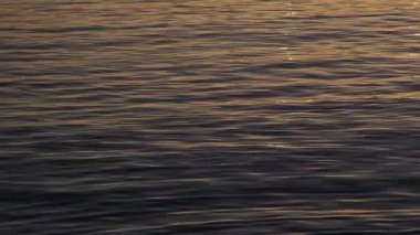 Altın Günbatımı Yansımaları ile Huzurlu Akşam Su Yüzeyi. Rahatlama ve Sağlık Konseptleri