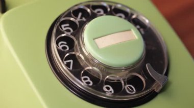 Eski bir telefondan el ile arama numaralarının yakın plan görüntüsü. Retro plastik telefon.