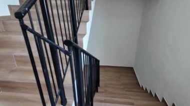 Katlar arasında modern merdiven. Modern binada metal raylı merdivenler