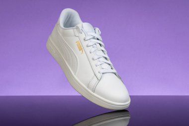 Varna, Bulgaristan - 16 Mayıs 2025. Mor Yansıtıcı Yüzeyde Klasik Beyaz Puma ayakkabısı. Spor ve Yaşam Tarzı İçin Gündelik Ayakkabılar. Puma, büyük bir Alman çokuluslu şirketi. Ürün çekimi