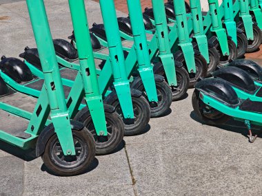 Halka açık yerlerde elektrikli scooter satışı. Elektrikli şehir ulaşımı. Kentsel Hareket