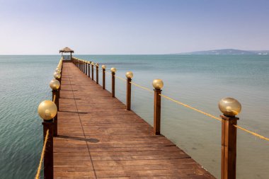  Sakin Tropikal Deniz 'e tahta iskele. Huzurlu Kıyı Manzarası, Seyahat Konsepti, Huzurlu Kaçış ve Idyllic Yaz Tatili