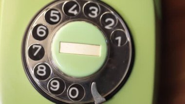 Eski bir telefondan el ile arama numaralarının yakın plan görüntüsü. Retro plastik telefon.