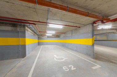 Erişilebilir Engelli Alanı olan Yeraltı Otoparkı. Mobilite, Güvenlik ve Şehir Planlama Konseptleri için Modern Altyapı