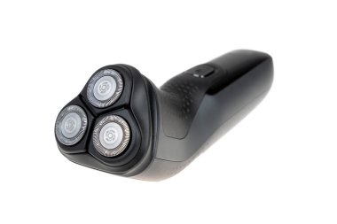 Erkekler için modern siyah döner elektrikli traş makinesi. Kişisel bakım için üçlü jilet yakın plan, beyaz arka planda izole.