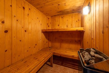 Saunanın içi ahşap. Geleneksel Finlandiya banyosu rahatlama, sağlık ve kaplıca terapisi konsepti.