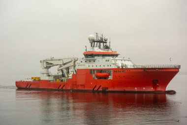 Modern kıyı destek gemisi. Vinçli ve cankurtaran botlu büyük bir sanayi gemisi. Petrol ve gaz enerji endüstrisi için deniz taşımacılığı ve lojistik.