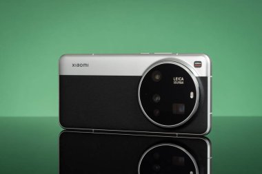 Varna, Bulgaristan - 25 Nisan 2025: Xiaomi 15 Ultra Smartphone Back View. Modern Mobil Tasarım, Leica Kamera, Premium Teknoloji. Yüksek teknoloji, Modern Gadget Fotoğrafçılık Konsepti