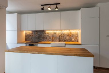 Yeni modern mutfak. Yeni evim. İç fotoğrafçılık. Sıcak ışıklandırmalı ev yenileme ve tasarım konsepti. 