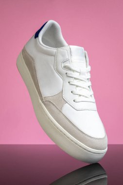 Pembe Arkaplanda Yüzen Şık Beyaz Ayakkabı. Modern Ayakkabı Tasarımı, Moda Konsepti, Minimalist Ürün Fotoğrafçılığı