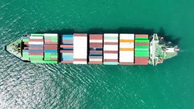 Denizde büyük bir konteyner gemisi. Yukarıdan aşağıya doğru. Kargo konteynırı gemisinin hava üst görüntüsü ithalat konteynır yelkenlisi.