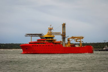 Denizdeki Büyük Offshore Destek Gemisi. Deniz İnşaatı, Petrol ve Gaz Operasyonları ve Offshore Enerji Projeleri için Crane ve Helipad ile Endüstriyel Gemi