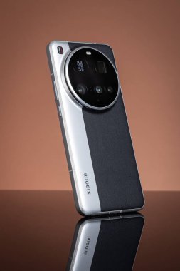 Varna, Bulgaristan - 25 Nisan 2025: Xiaomi 15 Ultra Smartphone Back View. Modern Mobil Tasarım, Leica Kamera, Premium Teknoloji. Yüksek teknoloji, Modern Gadget Fotoğrafçılık Konsepti