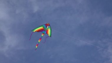 Renkli Gökkuşağı Uçurtması Mavi Gökte Uçuyor, Açık Hava Aktivitesi, Yaz Eğlencesi, Özgürlük ve Çocukluk Neşesi