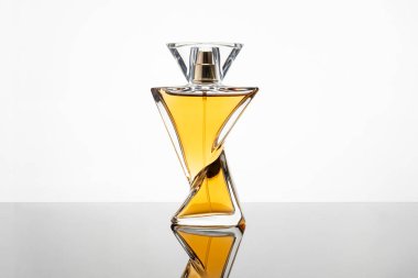 Bir şişe parfüm. Güzel Şişe 'de Kadınlar Eau De Parfum. Modern Lüks Parfüm De Tuvalet