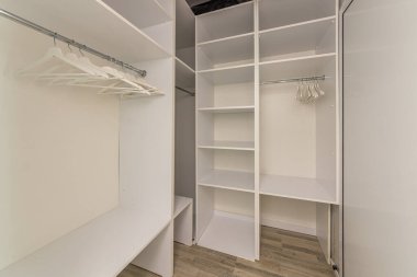 Soyunma odasında boş gardırop. Boş rafları olan büyük bir gardırop odası. Modern boş soyunma odası, gardırop..